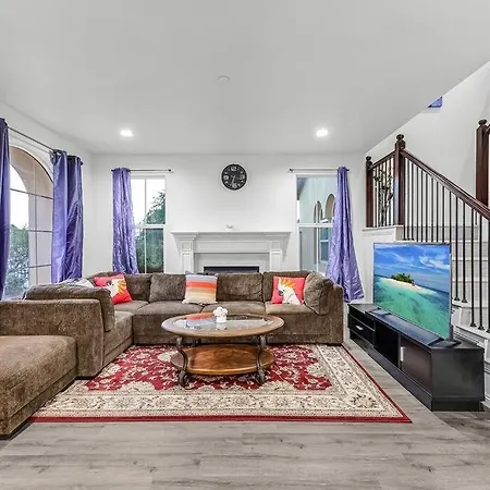Spacious 5 Bd Retreat Between Disneyland And Universal